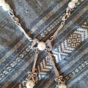 Escora/Ce Due Pearl Necklace with Rhinestone Bow